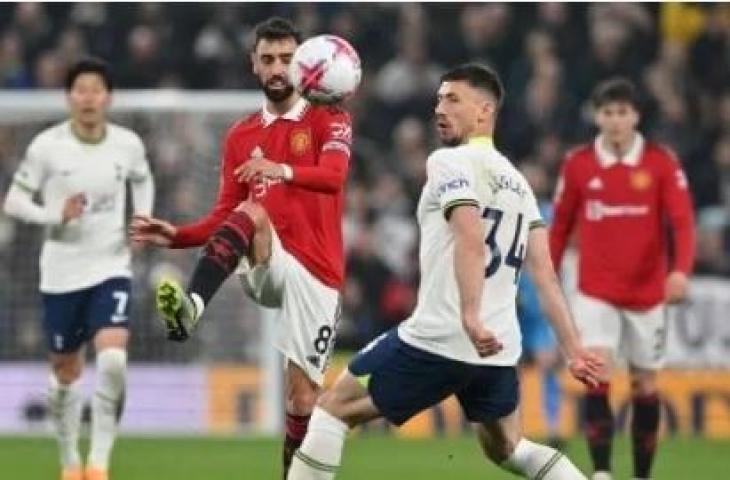 Gelandang Manchester United Bruno Fernandes (2L) mengoper bola pada pertandingan sepak bola Liga Premier Inggris antara Tottenham Hotspur dan Manchester United di Stadion Tottenham Hotspur di London, pada 27 April 2023. Pertandingan berakhir 2-2. Glyn KIRK / AFP