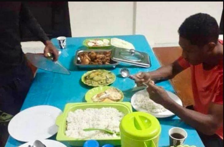 Pemain Timor Leste diduga hanya menyantap makanan nasi ayam dan telur di SEA Games 2023 (Facebook/Mr AEC Thailand)