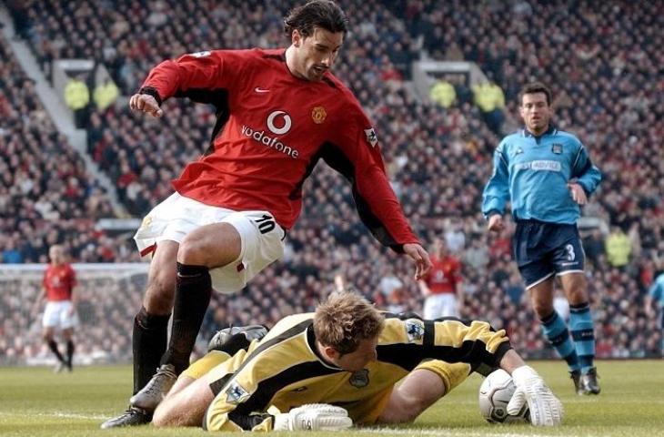 Eks kiper Manchester City saat berhadapan dengan peman Man United Ruud Van Nistelrooy di Old Trafford 2003. (PAUL BARKER / AFP)