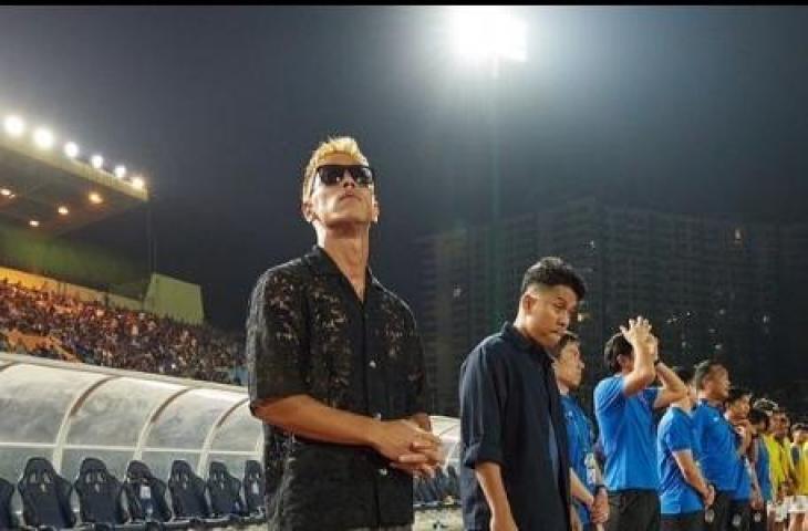 Gaya kece Keisuke Honda saat mendamping Kamboja di SEA Games 2023 (Instagram/keisukehonda)