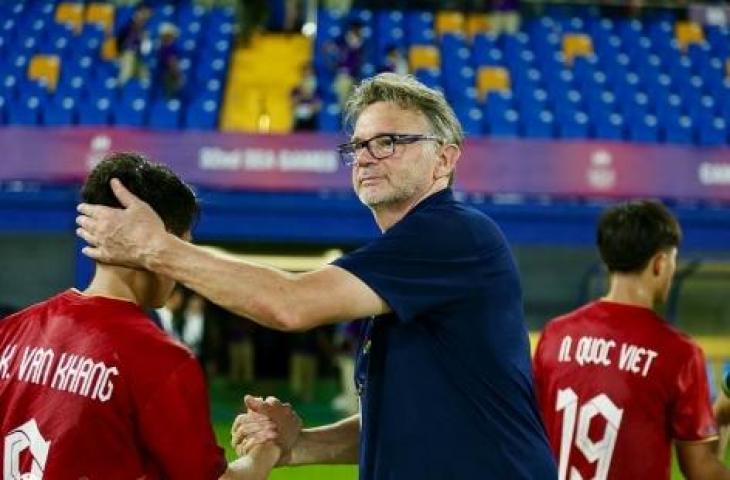 Pelatih Timnas Vietnam U-22, Philippe Troussier menyalami pemain. (dok. VFF)