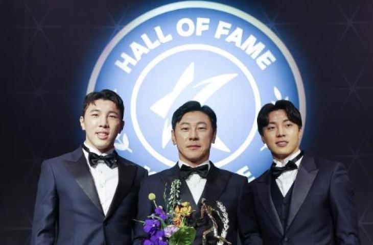 Pelatih Timnas Indonesia Shin Tae-yong diapit dua putranya Shin Jae-won dan Shin Jae-hyuk usai menerima penghargaan Hall of Fame K League. (Instagram/@shinjaewon)