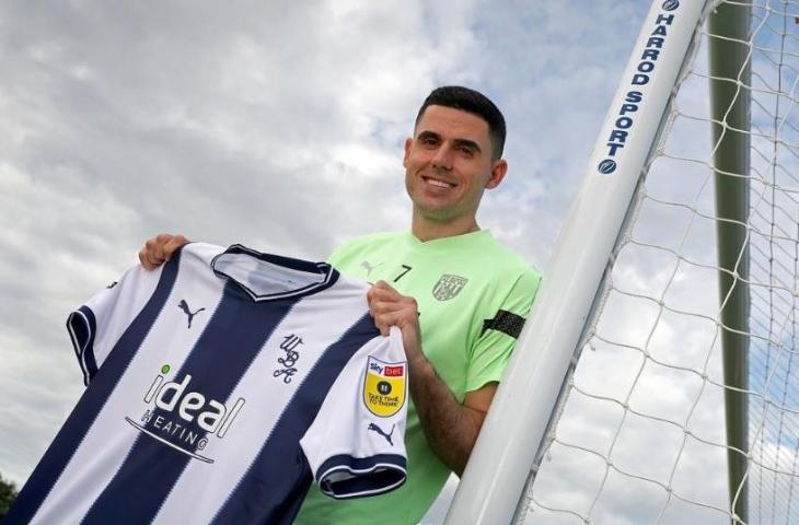 Gelandang asal Australia, Tom Rogic, saat diperkenalkan sebagai pemain anyar West Brom. (Instagram/@tomrogic18)