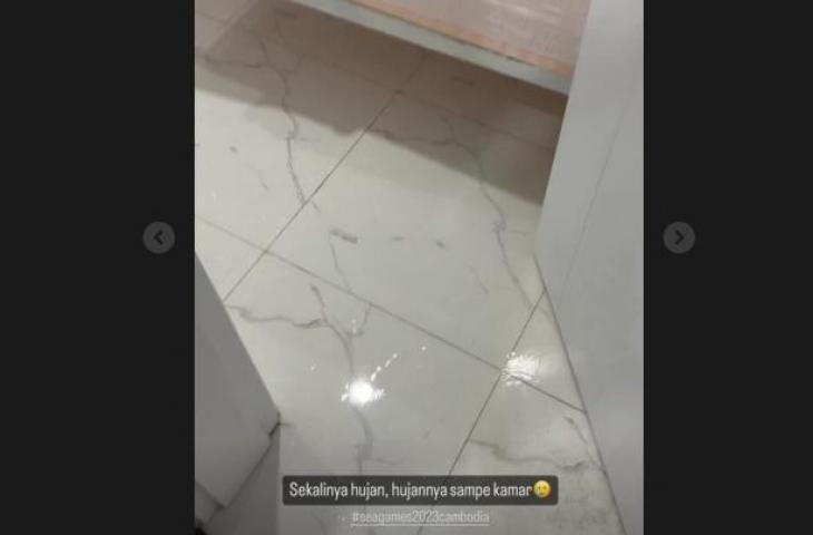 Kamar pebulu tangkis Indonesia kebanjiran gegara atap bocor. (Instagram)