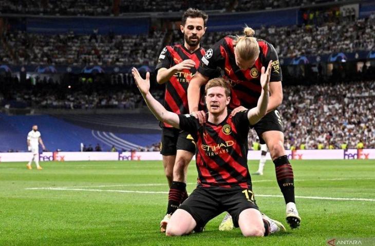 Kevin De Bruyne merayakan gol penyeimbang u​​​​​​​ntuk Manchester City yang dicetaknya ke gawang Real Madrid dalam pertandingan leg pertama semifinal Liga Champions di Santiago Bernabeu pada 10 Mei 2023. ANTARA/AFP/JAVIER SORIANO