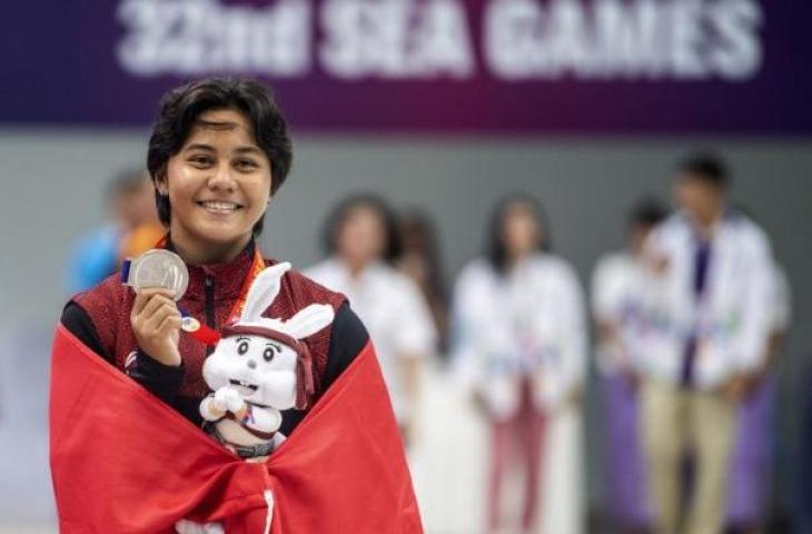 Atlet loncat indah putri Indonesia Gladies Lariesa Garina menunjukkan medali perak usai upacara penyematan saat SEA Games 2023 di Aquatics Center, Morodok Techno National Stadium, Kamboja, Senin (8/5/2023). ANTARA FOTO/M Agung Rajasa/rwa