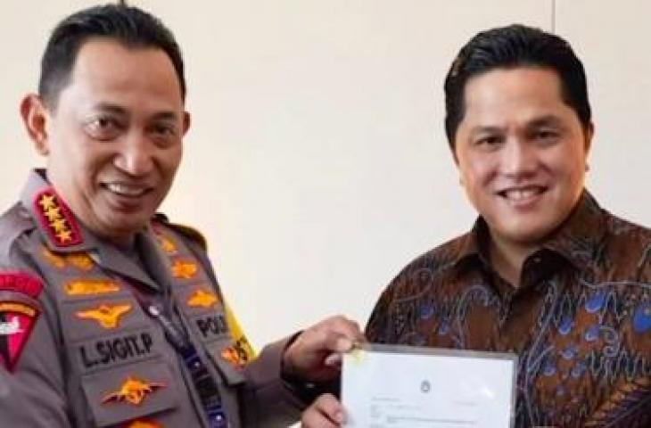 Erick Thohir serahkan jadwal Liga 1 2023/2023 ke Kapolri Jendral Listyo Sigit meski baru akan dimulai pada 1 Juli mendatang. (Instagram/erickthohir)