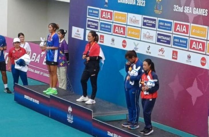 Atlet Indonesia Priska Madelyn Nugroho berkalung medali emas nomor tenis tunggal putri SEA Games 2023 Kamboja setelah mengalahkan petenis Thailand Lanlana Tararudee di Morodok Stadium, Minggu (14/5/2023). ANTARA/ddn