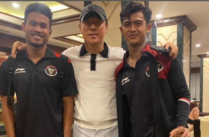 Shin Tae-yong berfoto bersama Bagas Kaffa dan Pratama Arhan, pelatih Timnas Indonesia tuai kritikan.(Instagram/shintaeyong7777)