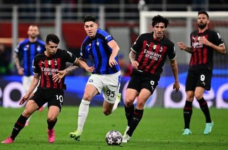 Potret pertandingan AC Milan vs Inter Milan pada leg pertama semifinal Liga Champions. (AFP)