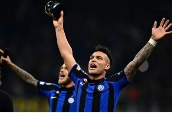 Striker Inter Milan, Lautaro Martinez merayakan kemenangan usai memastikan diri lolos final Liga Champions 2023 usai mengalahkan AC Milan dengan skor agregate 3-0 di Stadion Guseppe Meazza, Rabu (17/5/2023) dini hari WIB. (AFP)