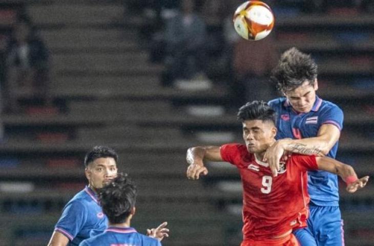 Pemain Timnas Indonesia U-22 Ramadhan Sananta (kedua kanan) berebut bola di udara dengan pesepak bola Timnas Thailand Jonathan Khemdee (kanan) saat pertandingan Final Sepak Bola SEA Games 2023 di National Olympic Stadium, Phnom Penh, Kamboja, Selasa (16/5/2023). ANTARA FOTO/M Agung Rajasa/rwa.
