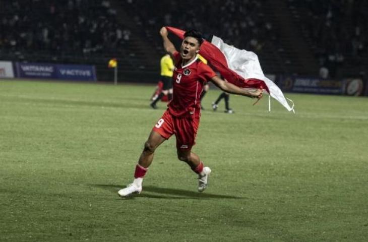 Pemain Timnas Indonesia U-22 Muhammad Ramadhan Sananta berselebrasi merebut medali emas sepak bola SEA Games 2023 di National Olympic Stadium, Phnom Penh, Kamboja, Selasa (16/5/2023). (ANTARA FOTO/MUHAMMAD ADIMAJA)