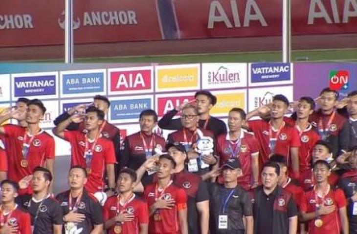 Ketum PSSI Erick Thohir, Timnas Indonesia U-22 menyanyikan lagu Indonesia Raya di final SEA Games. (Instagram/@theaseanfootball)