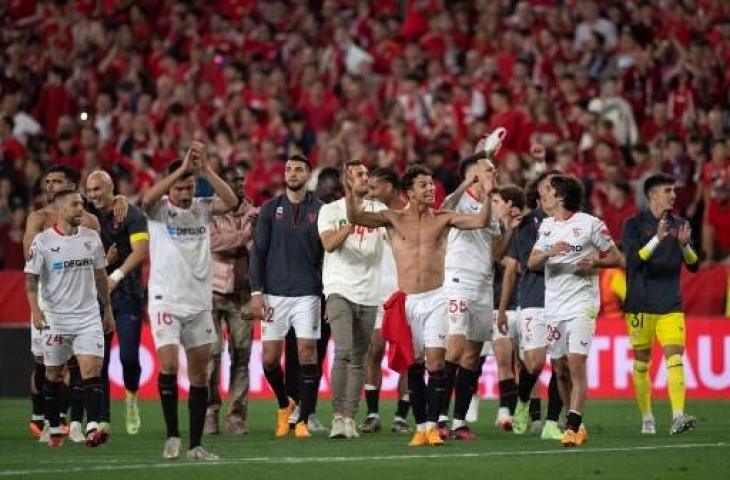 Pemain Sevilla melakukan selebrasi usai lolos ke final Liga Europa untuk menghadapi AS Roma. (AFP)