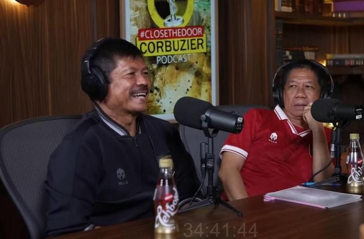 Pelatih Timnas Indonesia U-22, Indra Sjafri, dalam podcast Deddy Corbuzier. (YouTube/Deddy Corbuzier)