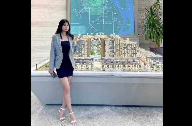 Si cantik Rotha Phyadeth saat berpose di depan diorama properti (Facebook/Rotha Phyadeth)