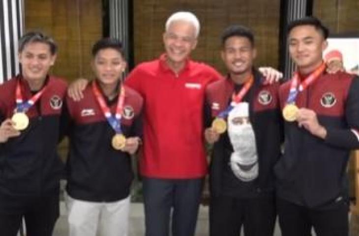 Ganjar Pranowo dan pemain Timnas Indonesia U-22 Alfeandra Dewangga, Rio Fahmi, Bagas Kaffa, dan Ernando Ari. (Instagram/@ganjarpranowo)