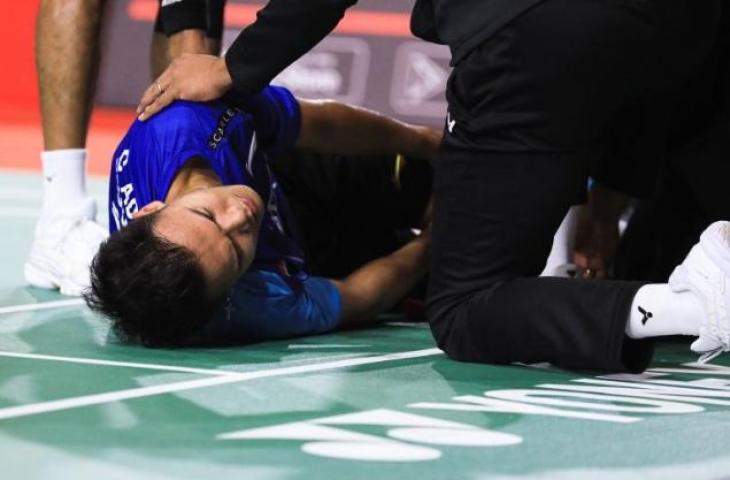 Christian Adinata mendapat perawatan dari tim medis setelah mengalami cedera lutut kiri saat melakoni laga semifinal Malaysia Masters 2023 melawan pebulu tangkis India Prannoy H. S di Axiata Arena, Kuala Lumpur, Sabtu (27/5/2023). (ANTARA/HO-PBSI)