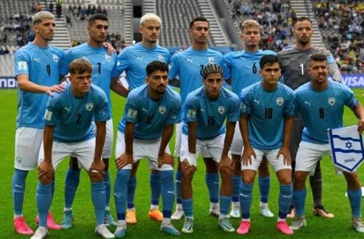 Para pemain Israel berpose sebelum dimulainya pertandingan sepak bola Grup C Piala Dunia U-20 2023 antara Israel vs Kolombia di stadion Diego Armando Maradona di La Plata, Argentina, pada 21 Mei 2023. (LUIS ROBAYO / AFP)