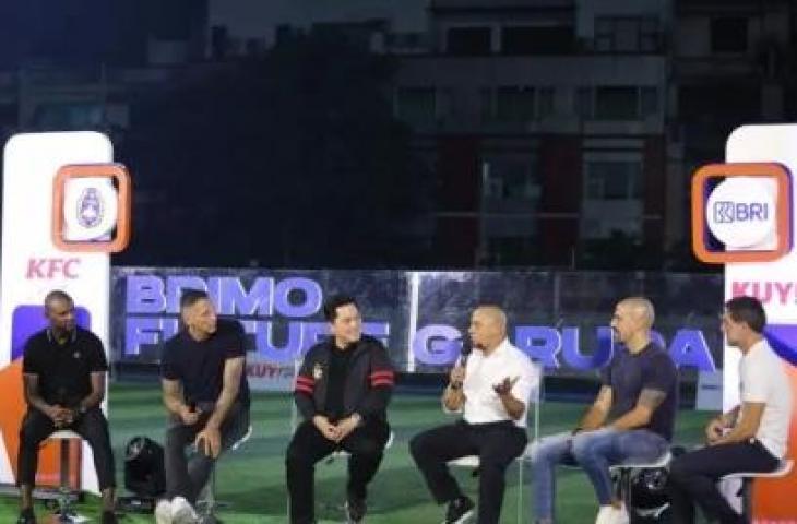 Ketua Umum PSSI, Erick Thohir bersama lima legenda menghadiri kegiatan ”BRImo Future Garuda” yang berlangsung Selasa (30/5/2023) di BRILian Stadium, Fatmawati, Jakarta. [Istimewa]