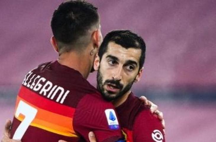 Gelandang AS Roma Lorenzo Pellegrini (kiri) melakukan selebrasi bersama Henrikh Mkhitaryan setelah mencetak gol ke gawang Torino dalam laga pekan ke-12 Liga Italia, di Stadion Olimpico, Jumat (18/12/2020) dini hari WIB. [Vincenzo PINTO / AFP]