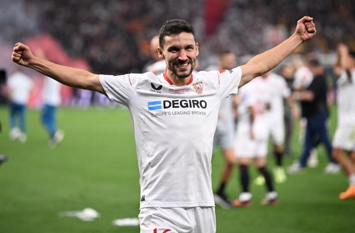 Gelandang Sevilla, Jesus Navas, merayakan kemenangannya dalam pertandingan final Europa League melawan AS Roma di Puskas Arena di Budapest pada 31 Mei 2023. (AFP/Vladimir Simicek)