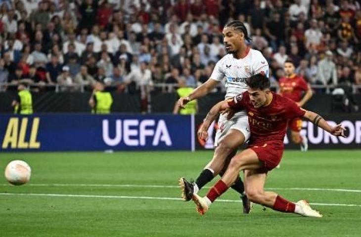 Aksi Paulo Dybala saat cetak gol ke gawang Sevilla di final Liga Europa. (AFP)