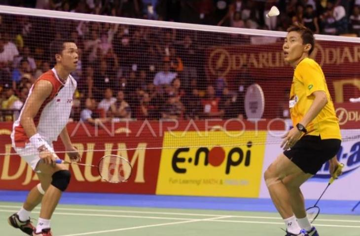 Taufik Hidayat (kiri) mengembalikan bola ke arah lawannya pebulutangkis Malaysia Lee Chong Wei di final Djarum Indonesia Open Super Series 2010 di Istora Senayan, Jakarta.  (ANTARA/Andika Wahyu/10.