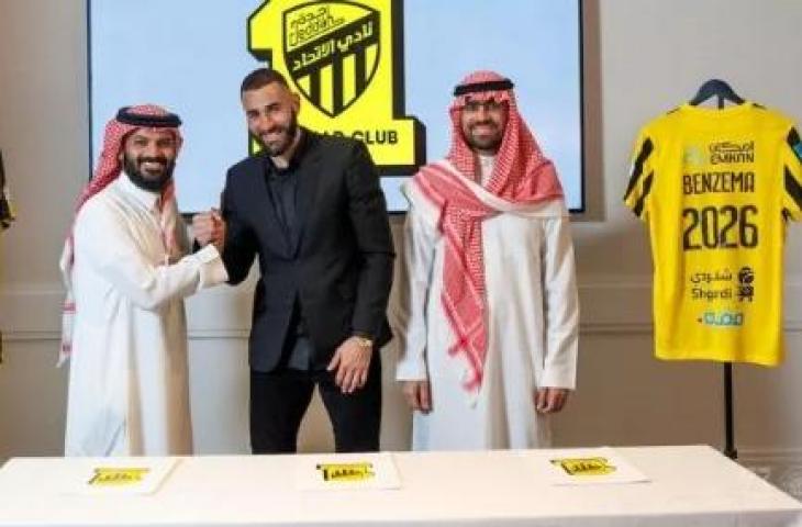 Karim Benzema (tengah) resmi berseragam klub Liga Arab Saudi atau Saudi Pro League, Al Ittihad. [Twitter/@ittihad_en]