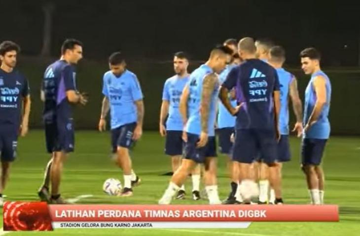 Cek fakta Timnas Argentina tiba di Indonesia latihan tiktik taka di GBK. (YouTube/Dafa)