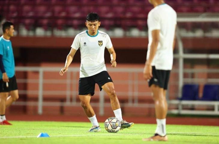 Penyerang Timnas Indonesia Dendy Sulistyawan (tengah) menggiring bola saat berlatih di lapangan Thor Surabaya, Kamis (8/6/2023). (ANTARA/HO-PSSI)