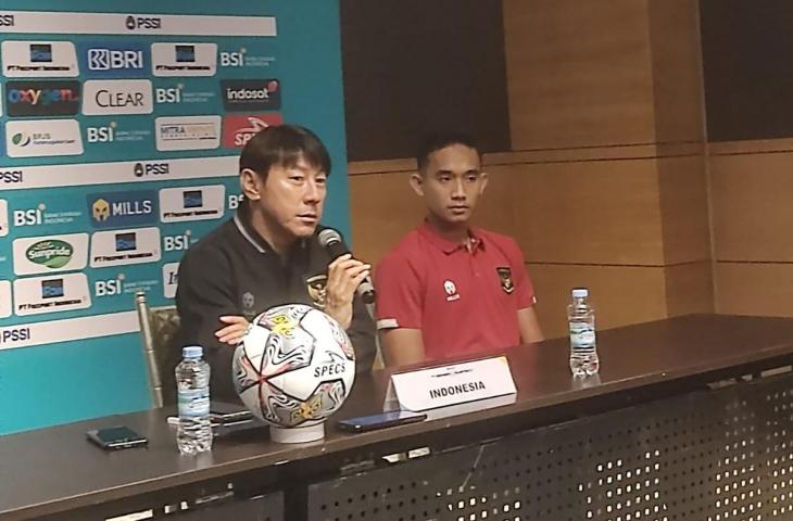 Pelatih Timnas Indonesia, Shin Tae-yong, dalam konferensi pers menjelang lawan Palestina. (chatwithamelia.xyz/Gagah Seno)