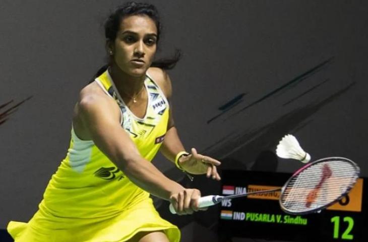 Pebulu tangkis tunggal putri India Pusarla V Sindhu mengembalikan kok ke lawan pebulu tangkis putri Indonesia Gregoria Mariska Tunjung pada babak 16 besar Daihatsu Indonesia Masters 2022 di Istora Senayan, Jakarta, Kamis (9/6/2022) ANTARA FOTO/Muhammad Adimaja/rwa. (ANTARA FOTO/MUHAMMAD ADIMAJA)