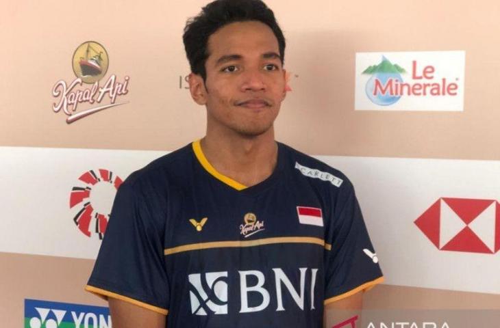 Tunggal putra Chico Aura Dwi Wardoyo dikalahkan juara dunia 2021 Loh Kean Yew pada babak pertama Indonesia Open 2023 dengan skor 15-21, 21-23 di Istora Senayan, Jakarta, Rabu. (ANTARA/Roy Rosa Bachtiar)