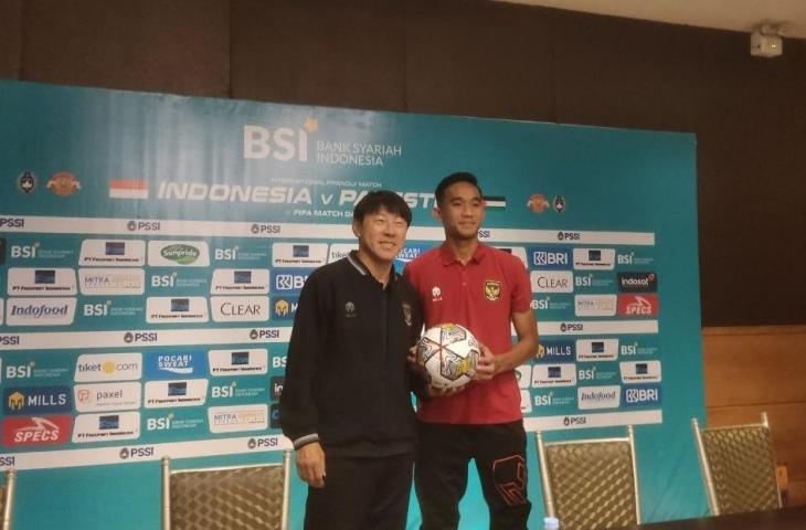 Shin Tae-yong bersama Rizky Ridho saat konferensi pers sebelum laga melawan Palestina (chatwithamelia.xyz/Gagah Radhitya)