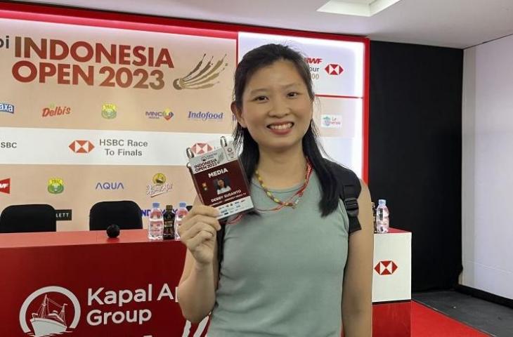 Mantan atlet bulu tangkis Indonesia Debby Susanto berpose sembari menunjukkan kartu identitas media untuk Indonesia Open 2023 di Istora Senayan Jakarta, 14/6/2023. (ANTARA/Arnidhya Nur Zhafira)