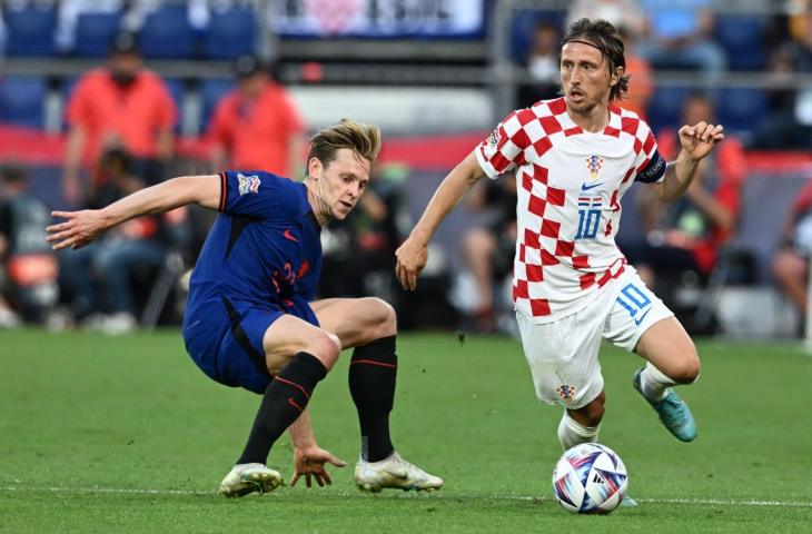 Aksi Luka Modric saat laga Kroasia melawan Belanda di semifinal UEFA Nations League. (Twitter)