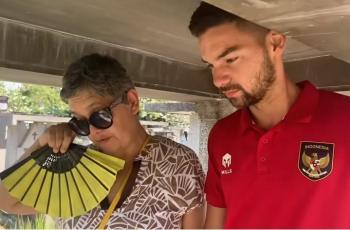 Momen Emosional Sandy Walsh Ziarah ke Makam Kakek Buyut di Sela Kesibukannya Bersama Timnas Indonesia