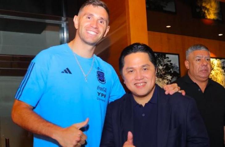 Erick Thohir bersama kiper Argantina, Emiliano Martinez. (Instagram/erickthohir)