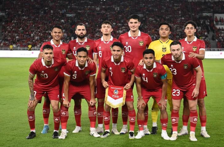 Sejumlah pemain Timnas Indonesia berfoto bersama sebelum menghadapi Timnas Argentina dalam laga persahabatan FIFA Matchday di Stadion Utama Gelora Bung Karno, Jakarta, Senin (19/6/2023). (ANTARA FOTO/Akbar Nugroho Gumay)