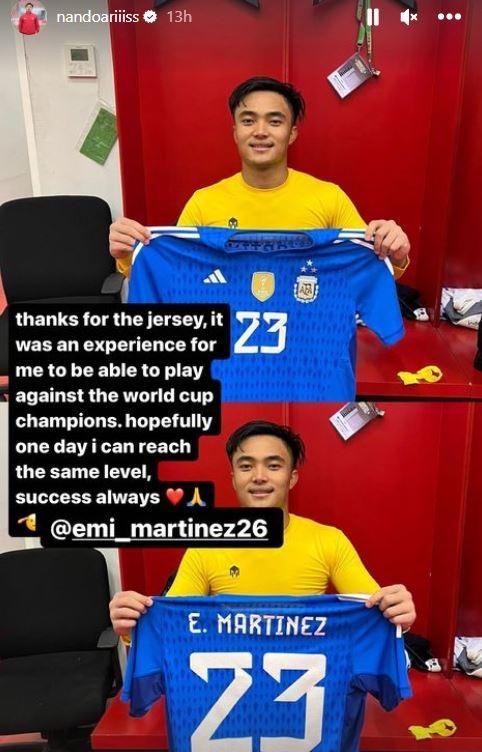 Ernando Ari bertukar jersey dengan Emiliano Martinez. (Instagram/@nandoariiiss)