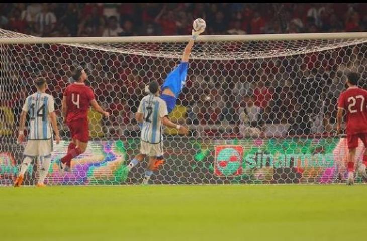 Momen penyelamatan Emiliano Martinez dari lemparan maut Pratama Arhan (Instagram/emi_martinez26)