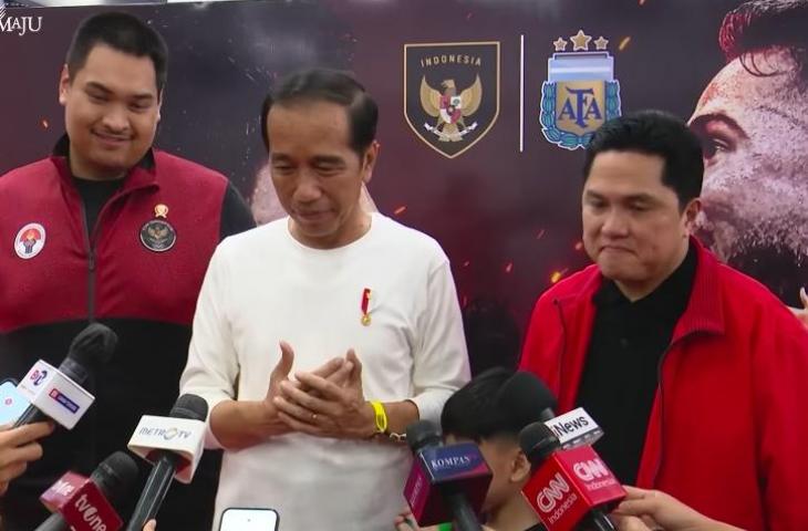 Presiden Joko Widodo bersama Menpora Dito Ariotedjo dan Ketum PSSI Erick Thohir usai laga Timnas Indonesia vs Argentina. (Youtube/Sekretariat Presiden)