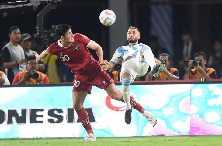 Elkan Baggott (kiri) berebut bola dengan pesepak bola Timnas Argentina German Alejo Pezzella (kanan) saat laga persahabatan FIFA Matchday di Stadion Utama Gelora Bung Karno, Jakarta, Senin (19/6/2023). (Antara/Akbar Nugroho Gumay)