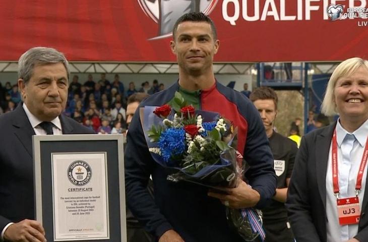 Cristiano Ronaldo masuk Guinness World Record. (Twitter/ESPNFC)