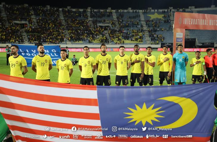 Pemain naturalisasi Malaysia tampak tutup mulut saat lagu kebangsaan. (Dok. FAM)