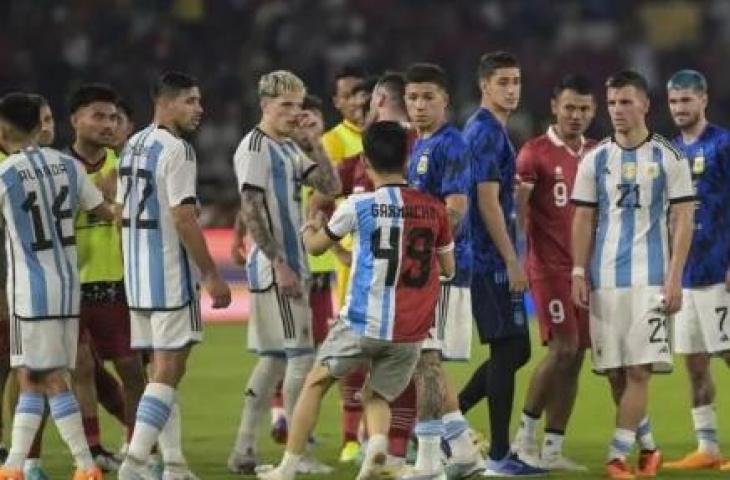 Seorang suporter memasuki lapangan saat pertandingan FIFA Matchday antara Timnas Indonesia melawan Timnas Argentina di Stadion Utama Gelora Bung Karno, Jakarta, Senin (19/6/2023). Timnas Indonesia kalah dari timnas Argentina dengan skor 0-2. ANTARA FOTO/Galih Pradipta/tom.