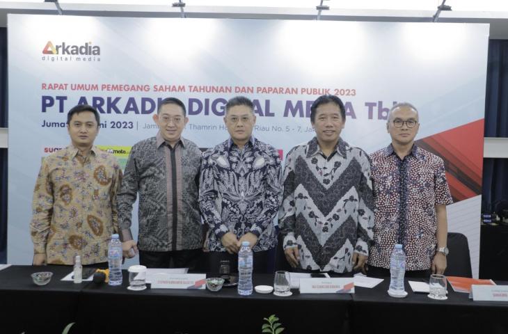  Jajaran Dewan Komisaris dan Direksi PT Arkadia Digital Media Tbk menggelar RUPS Tahunan. (Suara.com)