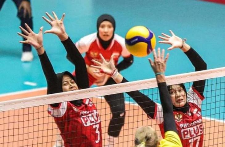 Pevoli Megawati Hangestri Pertiwi (kiri) dan Wilda Siti Nurfadhilah (kanan) berusaha menghalangi smes pebola voli Australia Hogan Kasey (tengah) pada pertandingan putaran kedua Asian Volleyball Confederation (AVC) Challenge Cup 2023 di GOR Tri Dharma, Gresik, Jawa Timur, Rabu (21/6/2023).  (ANTARA FOTO/Rizal Hanafi/zk/nym.